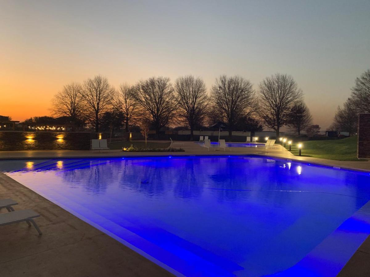 The Serengeti Lodge Кемптън Парк Екстериор снимка
