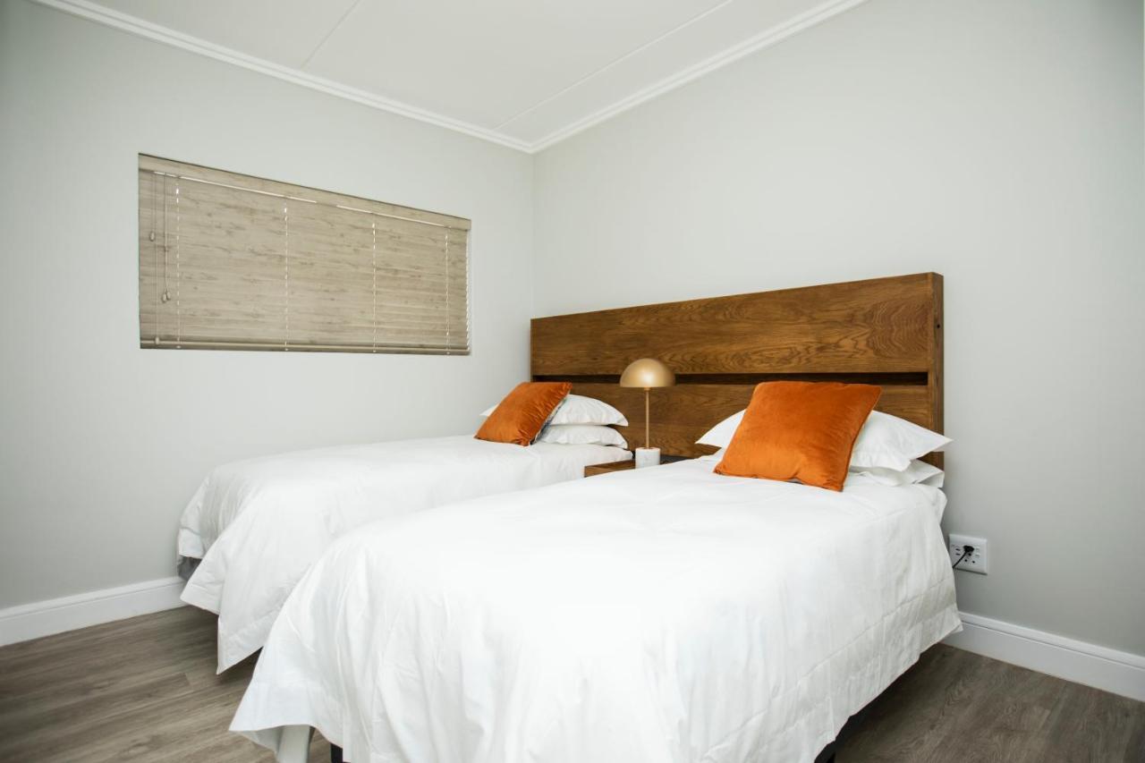 The Serengeti Lodge Кемптън Парк Екстериор снимка